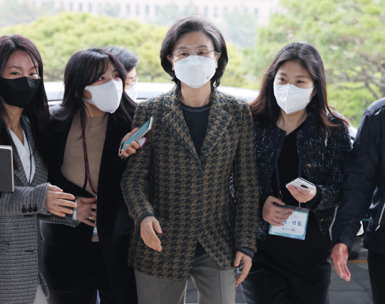 노정희(가운데) 중앙선거관리위원회 위원장이 17일 오전 경기도 과천시 중앙선거관리위원회로 출근하며 기자들의 질문을 받고 있다. <연합뉴스>